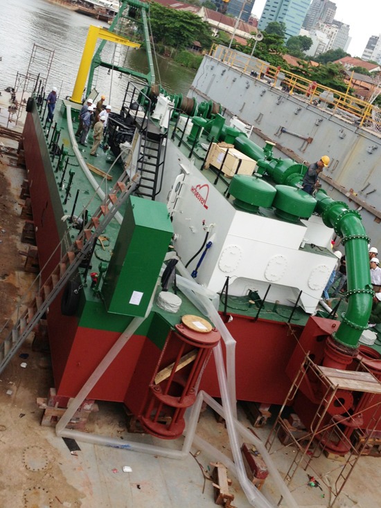 Bố trí thiết bị trên boong tàu hút bùn