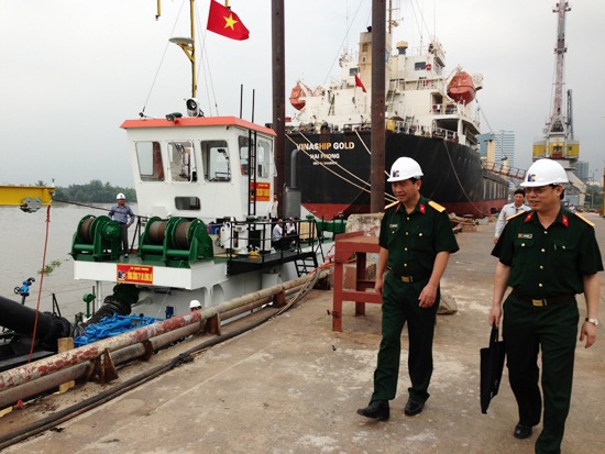 Tàu hút bùn tại cầu cảng