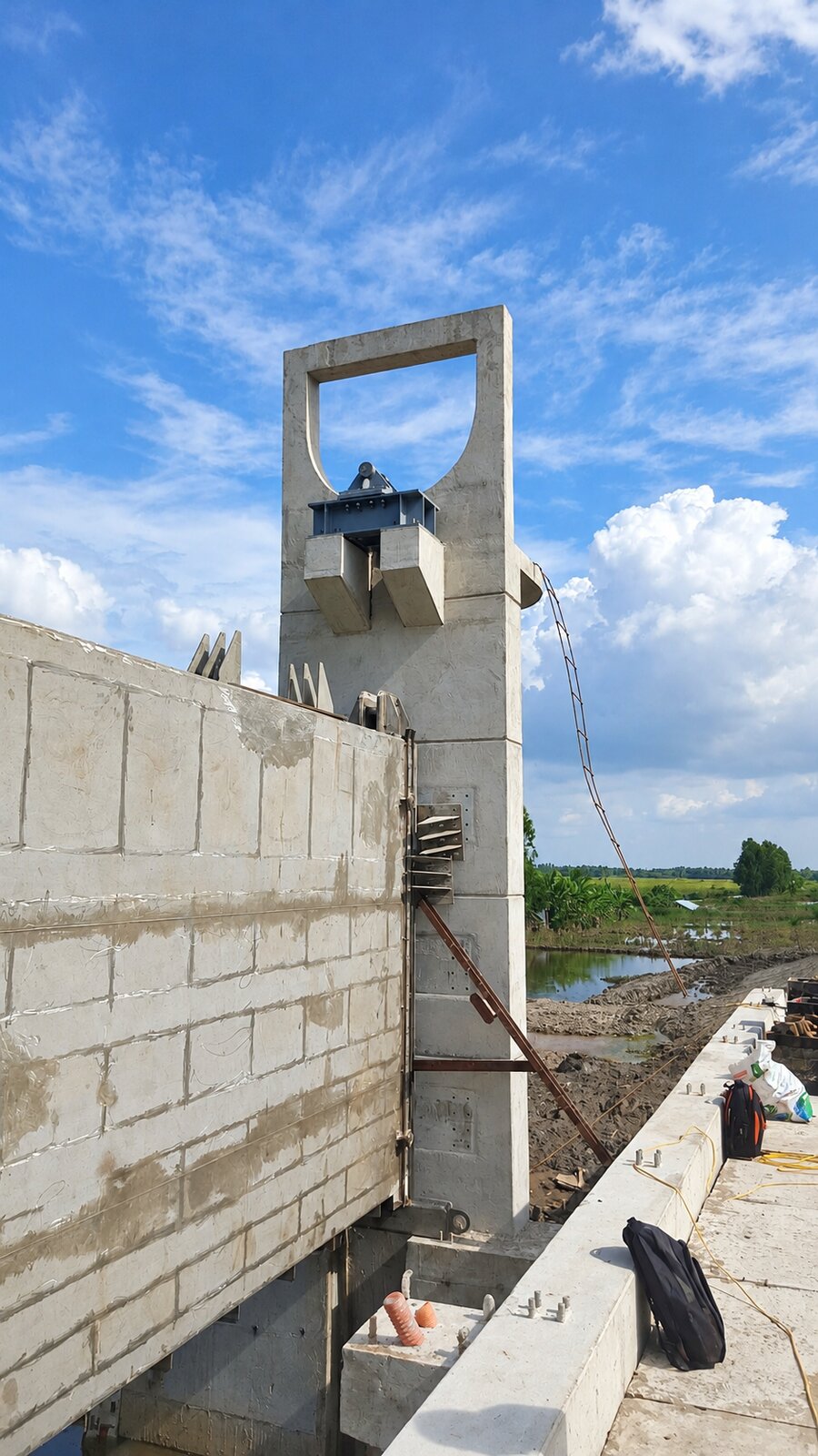 Kết cấu trụ và cửa van trong quá trình lắp đặt